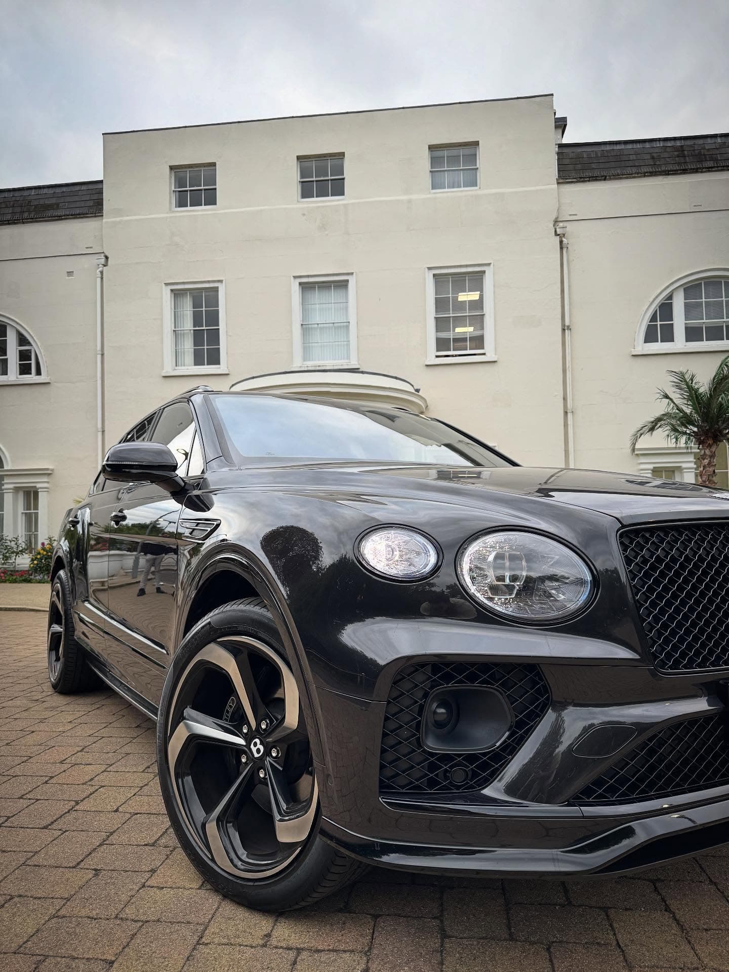 Bentley Bentayga V8 thumbnail 3