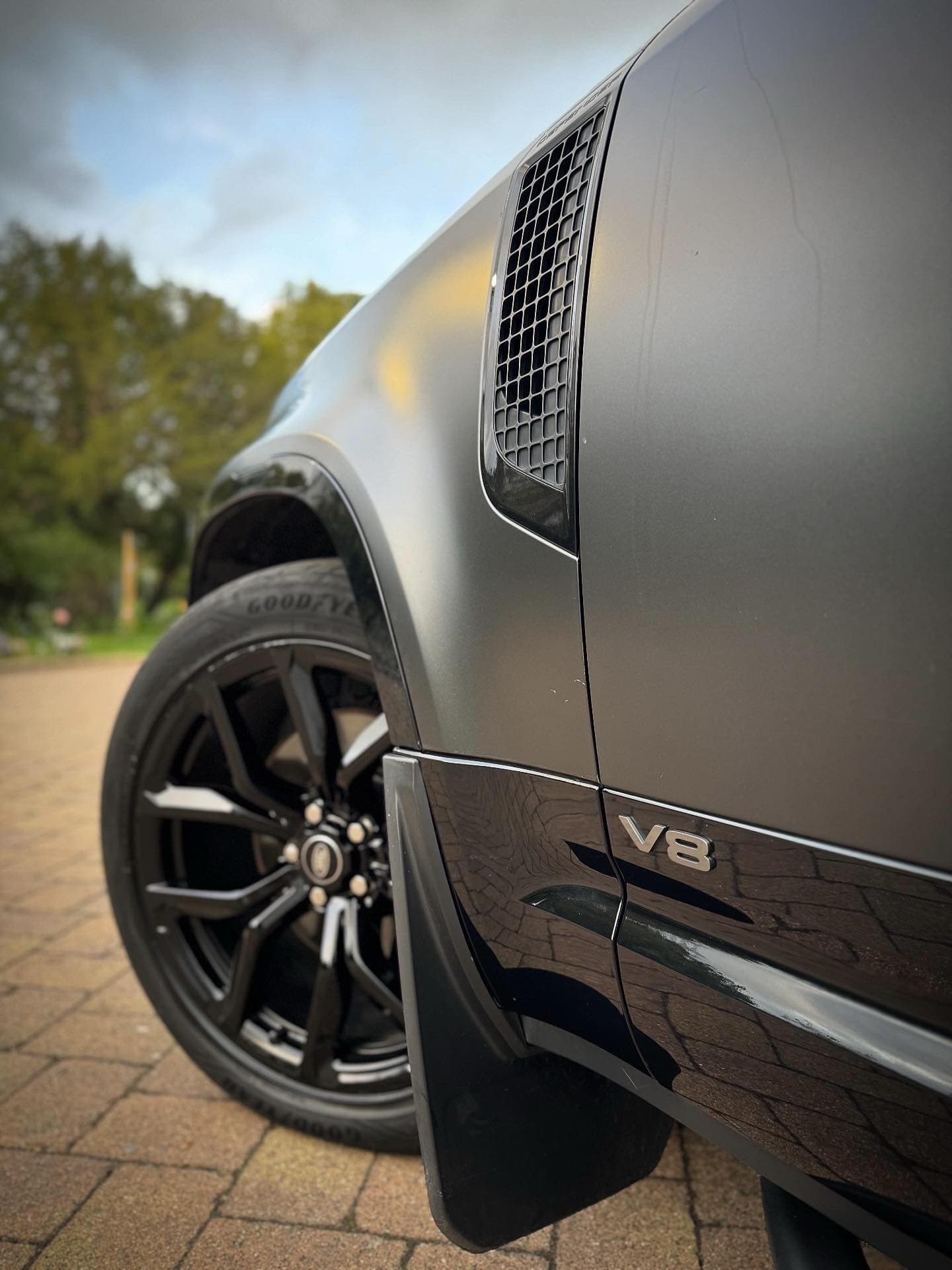 Land Rover Defender V8 thumbnail 2