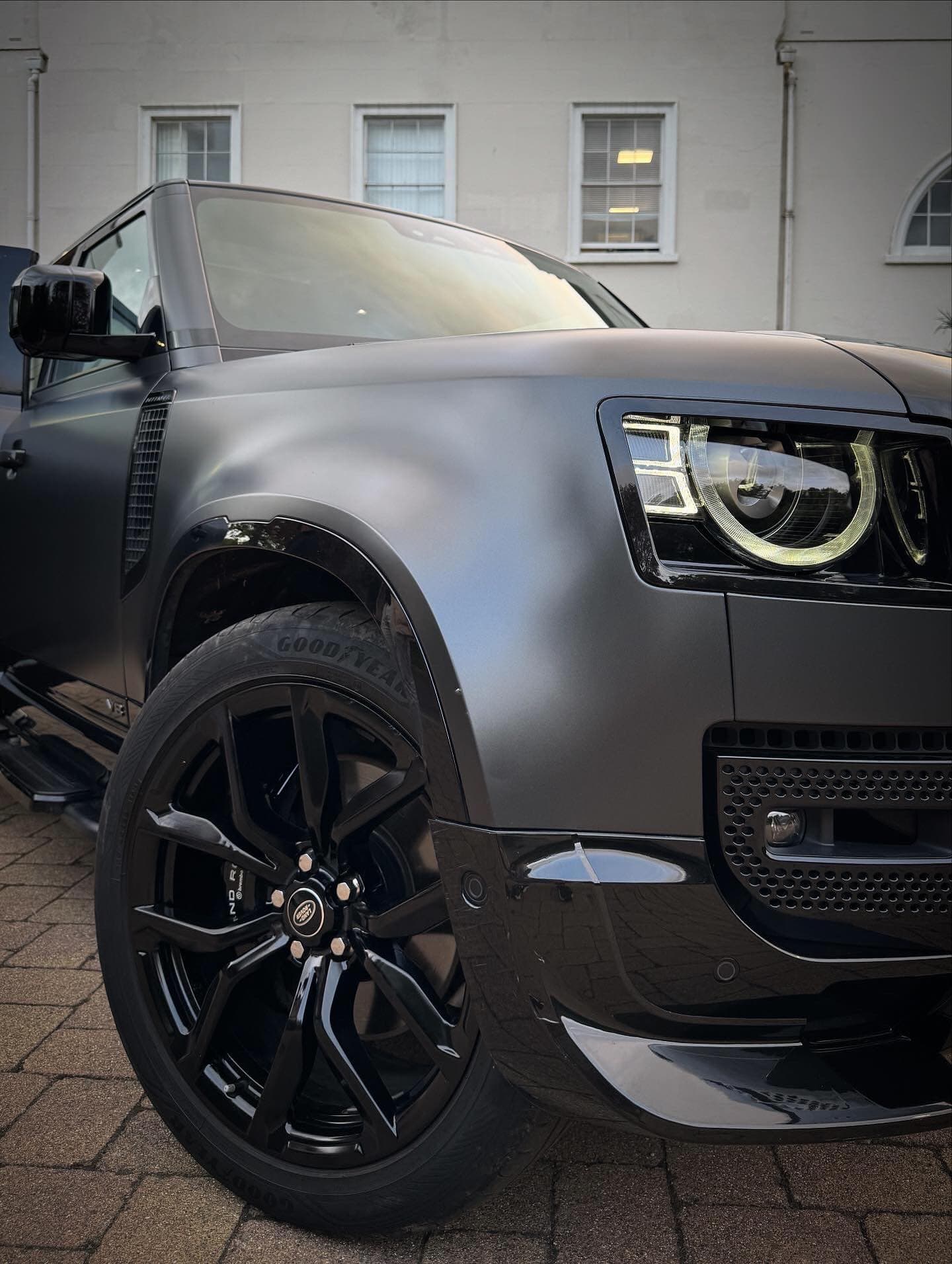 Land Rover Defender V8 thumbnail 4